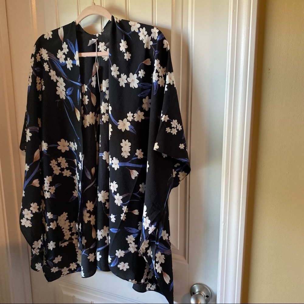 Flowered kimono blue with floral pattern